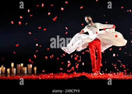 Edinburgh, Schottland, Großbritannien. August 2024. Edinburgh International Festival: Dancer Aakash Odedra spielt Kostümausschnitte aus Songs of the Bulbul, deren Uraufführung heute Abend im Lyceum Theatre zu sehen ist. Die Show schafft einen mediativen Austausch zwischen dem indischen klassischen Tanz Sufi Kathak und islamischer Poesie. Quelle: Craig Brown/Alamy Live News Stockfoto