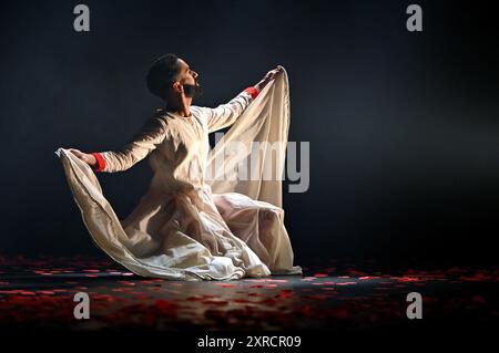 Edinburgh, Schottland, Großbritannien. August 2024. Edinburgh International Festival: Dancer Aakash Odedra spielt Kostümausschnitte aus Songs of the Bulbul, deren Uraufführung heute Abend im Lyceum Theatre zu sehen ist. Die Show schafft einen mediativen Austausch zwischen dem indischen klassischen Tanz Sufi Kathak und islamischer Poesie. Quelle: Craig Brown/Alamy Live News Stockfoto