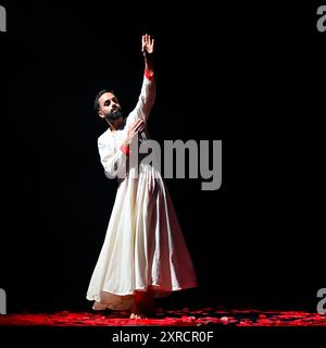 Edinburgh, Schottland, Großbritannien. August 2024. Edinburgh International Festival: Dancer Aakash Odedra spielt Kostümausschnitte aus Songs of the Bulbul, deren Uraufführung heute Abend im Lyceum Theatre zu sehen ist. Die Show schafft einen mediativen Austausch zwischen dem indischen klassischen Tanz Sufi Kathak und islamischer Poesie. Quelle: Craig Brown/Alamy Live News Stockfoto