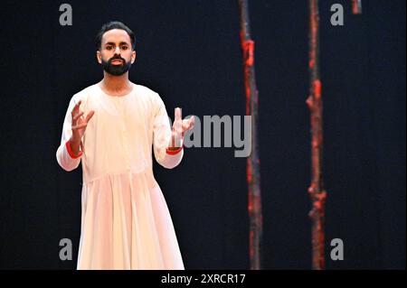 Edinburgh, Schottland, Großbritannien. August 2024. Edinburgh International Festival: Dancer Aakash Odedra spielt Kostümausschnitte aus Songs of the Bulbul, deren Uraufführung heute Abend im Lyceum Theatre zu sehen ist. Die Show schafft einen mediativen Austausch zwischen dem indischen klassischen Tanz Sufi Kathak und islamischer Poesie. Quelle: Craig Brown/Alamy Live News Stockfoto