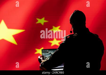 Chinesischer Soldat im Kontrollraum, der Militärtechnologie benutzt, um Bedrohungen von Feinden zu identifizieren. Militärangehörige benutzen Software auf dem Laptop, um Informationen an Generäle an der Kriegsfront zu übermitteln Stockfoto