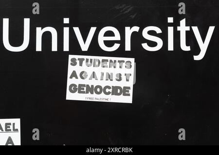 London, Großbritannien. August 2024. Ein Aufkleber auf einem Schild steht "Student Against Genocide", während palästinensische Anhänger sich in Solidarität mit einem Studentenlager sammeln, das auf dem Gelände des University College London (UCL) für hundert Tage eingerichtet wurde, um gegen den Krieg in Gaza zu protestieren und die Ablösung des Colleges aus Israel zu fordern. Die UCL "Camp 4 Justice" hat die Entscheidung getroffen, nach rechtlichen Drohungen durch die College-Behörden zu gehen, die, wie sie sagen, "ruinös teuer" zu verteidigen wären. Quelle: Ron Fassbender/Alamy Live News Stockfoto