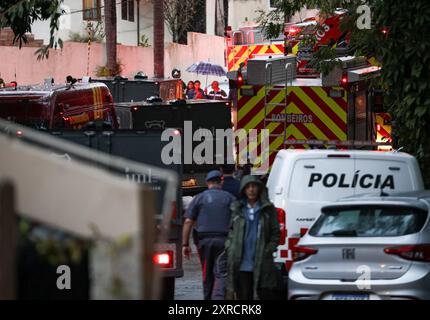 Vinhedo, Brasilien. August 2024. Rettungskräfte werden eingesetzt, nachdem ein Voepass-Passagierflugzeug mit 62 Menschen an Bord abgestürzt war. Quelle: Allison Sales/dpa/Alamy Live News Stockfoto