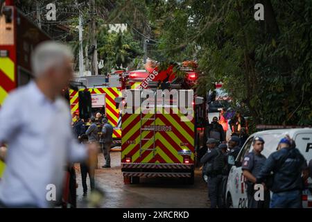 Vinhedo, Brasilien. August 2024. Rettungskräfte werden eingesetzt, nachdem ein Voepass-Passagierflugzeug mit 62 Menschen an Bord abgestürzt war. Quelle: Allison Sales/dpa/Alamy Live News Stockfoto