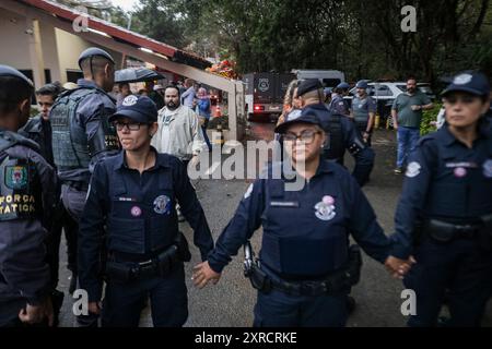 Vinhedo, Brasilien. August 2024. Sicherheitskräfte sperren die Straße zur Unfallstelle, nachdem ein Passagierflugzeug der Voepass-Fluggesellschaft mit 62 Menschen an Bord abgestürzt ist. Quelle: Allison Sales/dpa/Alamy Live News Stockfoto