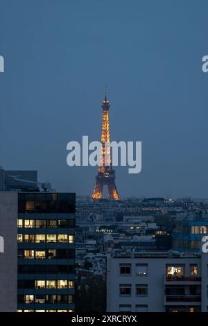 Paris, Frankreich - 31. Oktober 2022: Beleuchteter Eiffelturm in der Abenddämmerung über der Pariser Skyline Stockfoto