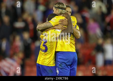 Deji Oshilaja Mansfield Town, Aden Flint Mansfield Town und Jordan Bowery Mansfield Town feiern, nachdem ihr Team 1-2 beim Spiel Barnsley gegen Mansfield Town in Oakwell, Barnsley, Großbritannien, gewonnen hat 2024 (Foto: Alfie Cosgrove/News Images) Stockfoto