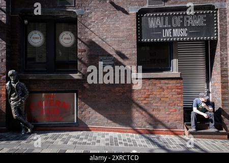 A General View (GV) des Cavern Pub und der John Lennon Statue in der Matthew Street in Liverpool, Großbritannien. Bild aufgenommen am 1. August 2024. © Belinda Jiao Stockfoto