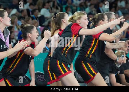 Paris, Frankreich. August 2024. Belgien bejubelt seine Teamkollegen gegen Frankreich während der Überstunden beim Halbfinale der Frauen in Paris 2024 in der Bercy Arena in Paris, Frankreich, am Freitag, den 9. August 2024. Foto: Richard Ellis/UPI Credit: UPI/Alamy Live News Stockfoto