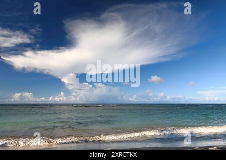 597 Cirrus spissatus cumulonimbogenitus Wolke über Playa Manglito Beach und seiner flachen Küstenlagune, ca. 30 km östlich der Stadt. Baracoa-Kuba. Stockfoto