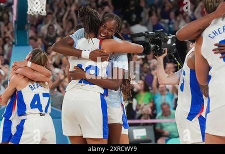 Paris, Frankreich. August 2024. Das französische Team feiert 81-75 am Freitag, den 9. August 2024, einen Überstundensieg gegen Belgien im Halbfinale der Frauen in Paris 2024 in der Bercy Arena in Paris. Foto: Richard Ellis/UPI Credit: UPI/Alamy Live News Stockfoto
