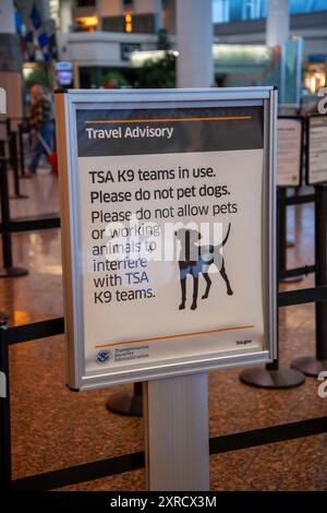 Anchorage, Alaska. Ted Stevens Anchorage International Airport. Schild, auf dem angegeben ist, dass K9 Hunde in Gebrauch sind und sie nicht stören dürfen. Stockfoto