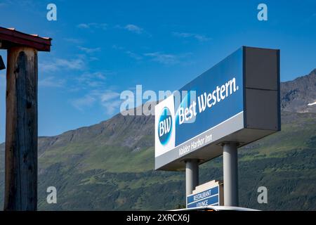 Valdez, Alaska. Das Valdez Harbor Inn ist ein Best Western Hotel mit Blick auf den Hafen von Valdez und die spektakuläre Bergkette. Stockfoto