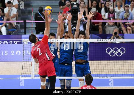 Paris, Frankreich. August 2024. Aaron Russell (USA) und Yuri Romano, Roberto Russo, Daniele Lavia (Italien), Volleyball, Bronzemedaillenspiel der Männer zwischen Italien und den Vereinigten Staaten während der Olympischen Spiele Paris 2024 am 9. August 2024 in der South Paris Arena in Paris, Frankreich - Foto Michael Baucher/Panoramic/DPPI Media Credit: DPPI Media/Alamy Live News Stockfoto