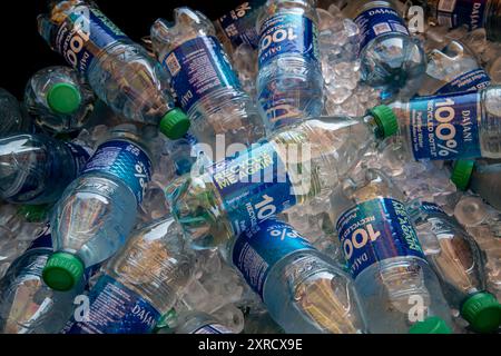 St. Paul, Minnesota. Ein Haufen recycelbarer Plastikwasserflaschen in einem Behälter auf Eis und bereit zum Trinken. Stockfoto