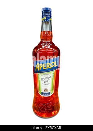 Italien - 10. Juli 2024: Aperol-Flasche isoliert auf weiß. Aperol italienischer Aperitif-Likör für Spritz-Cocktailzubereitung Spritz-Cocktail-Zubereitung Stockfoto