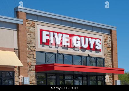 Roseville, Minnesota. Die amerikanische Fast-Food-Kette Five Guys konzentriert sich auf Hamburger, Hot Dogs und Pommes Frites. Stockfoto