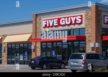 Roseville, Minnesota. Die amerikanische Fast-Food-Kette Five Guys konzentriert sich auf Hamburger, Hot Dogs und Pommes Frites. Stockfoto