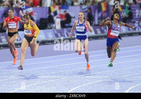 Paris, Ile de France, Frankreich. August 2024. SHA'carri Richardson (USA) reagiert, nachdem die USA das 4x100 m Staffelfinale der Frauen bei den Olympischen Spielen 2024 in Paris am Freitag, den 9. August 2024, gewonnen haben. (Foto: © Paul Kitagaki, Jr./ZUMA Press Wire/Alamy Live News NUR REDAKTIONELLE VERWENDUNG! Nicht für kommerzielle ZWECKE! Stockfoto