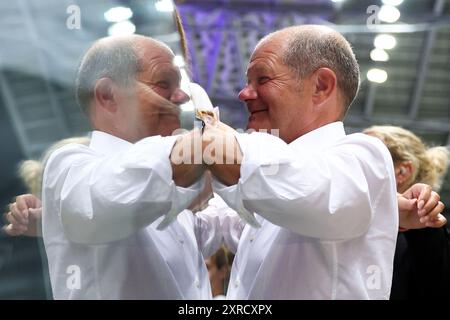 Paris, Frankreich. August 2024. Olympische Spiele, Paris 2024, Deutsches Haus, Bundeskanzler Olaf Scholz (SPD) besucht das Deutsche Haus. Quelle: Jan Woitas/dpa/Alamy Live News Stockfoto