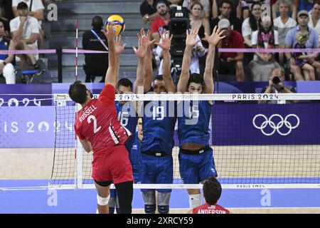 Aaron Russell (USA) und Yuri Romano, Roberto Russo, Daniele Lavia (Italien), Volleyball, Men&#39;s Bronzemedaillenspiel zwischen Italien und den Vereinigten Staaten während der Olympischen Spiele Paris 2024 am 9. August 2024 in der South Paris Arena in Paris, Frankreich Stockfoto