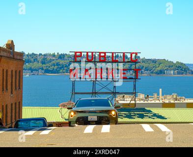 SEATTLE, WASHINGTON - 3. Juli 2023: Pike Place Market ist ein öffentlicher Markt mit Blick auf die Elliott Bay in Seattle, Washington. Das Marktangebot Stockfoto