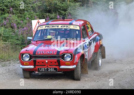 Jimmy McRae bezeichnete seine 50 Jahre im Sport mit einem Mk1 Ford Escort bei der Grampian Forest Rally 2024, die an der Cowie Bridge in Fetteresso gezeigt wurde. Stockfoto