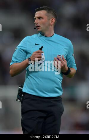 Schiedsrichter Michael Oliver beim Sela Cup Spiel zwischen Newcastle United und FC Girona im St. James's Park, Newcastle am Freitag, den 9. August 2024. (Foto: Scott Llewellyn | MI News) Credit: MI News & Sport /Alamy Live News Stockfoto