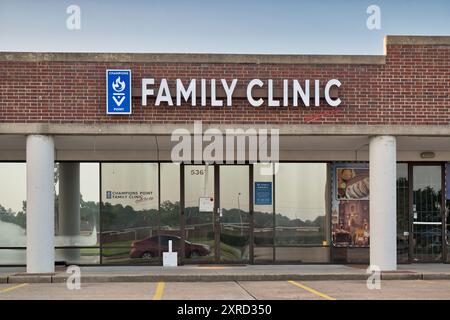 Houston, Texas, USA 06-22-2024: Family Clinic Champions zeigen Außenfassaden. Stockfoto
