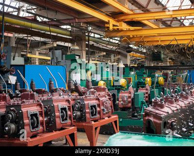 Produktion von Getriebegetrieben, selektiver Fokus. Viele mechanische Getriebe in der Traktorwerkstatt Stockfoto