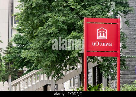 Ottawa, Kanada - 18. Juli 2024: Schild der University of Ottawa in der Nähe des Gebäudes Stockfoto