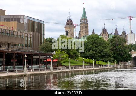 Ottawa, Kanada - 18. Juli 2024: Kanadisches Parlament und Rideau-Kanal, Blick auf die Stadt im Sommer Stockfoto