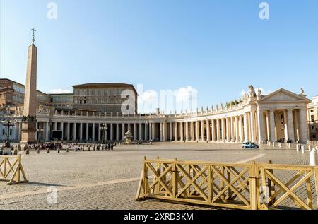 Die architektonischen Szenerien des Petersplatzes (Piazza San Pietro) im Vatikan, Rom, Italien. Stockfoto