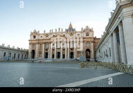 Die architektonischen Szenerien des Petersplatzes (Piazza San Pietro) im Vatikan, Rom, Italien. Stockfoto