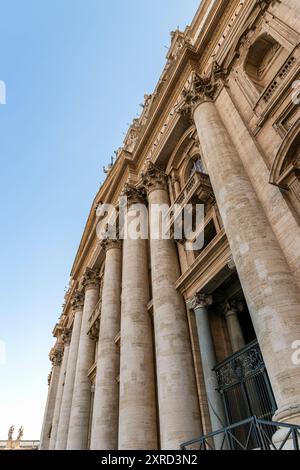 Die architektonischen Szenerien des Petersplatzes (Piazza San Pietro) im Vatikan, Rom, Italien. Stockfoto