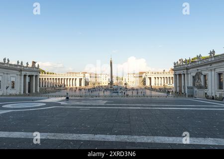 Die architektonischen Szenerien des Petersplatzes (Piazza San Pietro) im Vatikan, Rom, Italien. Stockfoto