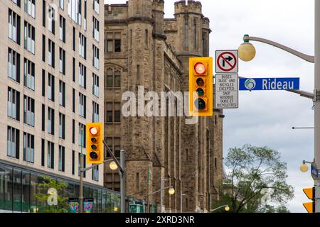 Ottawa, Kanada - 18. Juli 2024: Straßenschild der Rideau St. am Ampelmast in der Innenstadt. Stockfoto