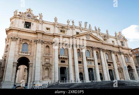 Die architektonischen Szenerien des Petersplatzes (Piazza San Pietro) im Vatikan, Rom, Italien. Stockfoto