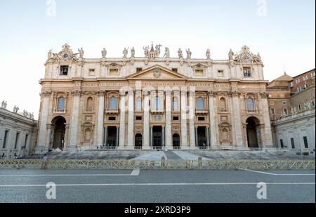 Die architektonischen Szenerien des Petersplatzes (Piazza San Pietro) im Vatikan, Rom, Italien. Stockfoto