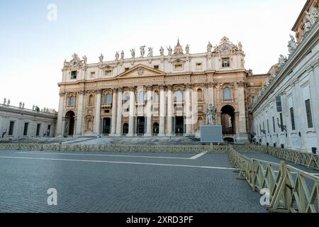 Die architektonischen Szenerien des Petersplatzes (Piazza San Pietro) im Vatikan, Rom, Italien. Stockfoto