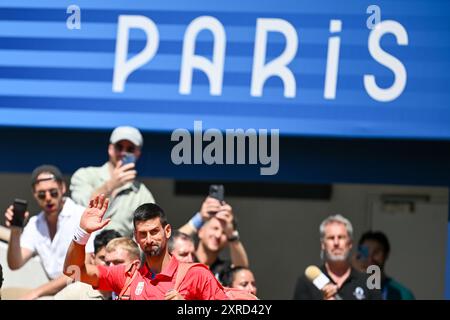 PARIS, FRANKREICH, 29. Juli 2024: Novak Djokovic vom Team Serbien tritt beim Tennisspiel der Männer im Zweitrunden-Spiel der Männer im Rahmen des Olympischen Spiels mit Rafael Nadal an Stockfoto