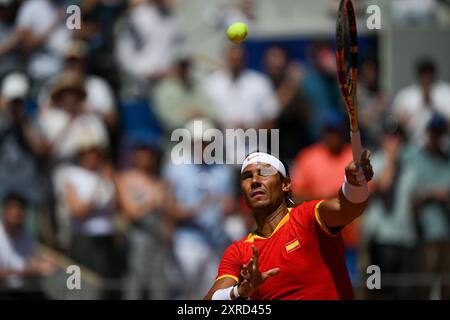 PARIS, FRANKREICH, 29. Juli 2024: Novak Djokovic vom Team Serbien tritt beim Tennisspiel der Männer im Zweitrunden-Spiel der Männer im Rahmen des Olympischen Spiels mit Rafael Nadal an Stockfoto