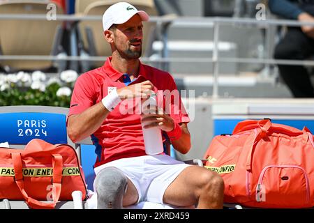 PARIS, FRANKREICH, 29. Juli 2024: Novak Djokovic vom Team Serbien tritt beim Tennisspiel der Männer im Zweitrunden-Spiel der Männer im Rahmen des Olympischen Spiels mit Rafael Nadal an Stockfoto
