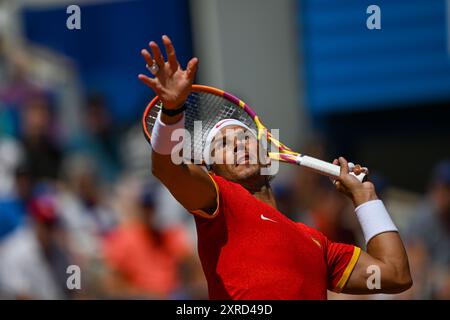 PARIS, FRANKREICH, 29. Juli 2024: Novak Djokovic vom Team Serbien tritt beim Tennisspiel der Männer im Zweitrunden-Spiel der Männer im Rahmen des Olympischen Spiels mit Rafael Nadal an Stockfoto