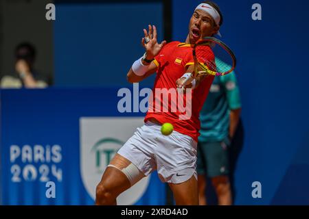 PARIS, FRANKREICH, 29. Juli 2024: Novak Djokovic vom Team Serbien tritt beim Tennisspiel der Männer im Zweitrunden-Spiel der Männer im Rahmen des Olympischen Spiels mit Rafael Nadal an Stockfoto