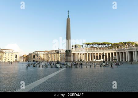 Die architektonischen Szenerien des Petersplatzes (Piazza San Pietro) im Vatikan, Rom, Italien. Stockfoto