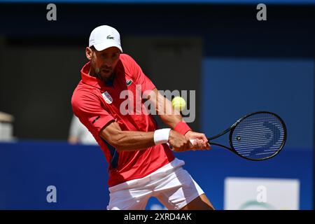 PARIS, FRANKREICH, 29. Juli 2024: Novak Djokovic vom Team Serbien tritt beim Tennisspiel der Männer im Zweitrunden-Spiel der Männer im Rahmen des Olympischen Spiels mit Rafael Nadal an Stockfoto