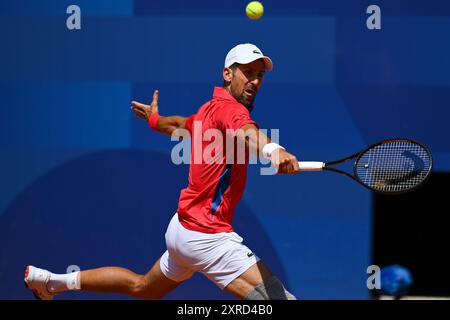 PARIS, FRANKREICH, 29. Juli 2024: Novak Djokovic vom Team Serbien tritt beim Tennisspiel der Männer im Zweitrunden-Spiel der Männer im Rahmen des Olympischen Spiels mit Rafael Nadal an Stockfoto