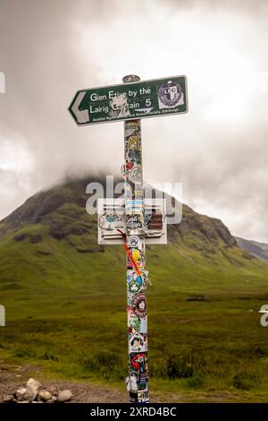 Glencoe, Schottland, Großbritannien. Juli 2024. Auf dem Wanderschild steht Glen Etive am Lairig Gartain 5 Meilen' mit dem Buachaille Etive Beac Berg dahinter. Glencoe in den westlichen schottischen Highlands. Die Gegend ist bekannt für Wasserfälle und Wanderwege, die Gipfel wie Buachaille Etive Mor und Bidean nam Bian erklimmen. Glencoe, ein ausgewiesenes National Scenic Area, das manchmal auch als „Glen of Weeping“ bezeichnet wird, war Schauplatz des berüchtigten „Massakers von Glencoe“ im Jahr 1692. (Kreditbild: © Ruaridh Stewart/ZUMA Press Press Wire) NUR REDAKTIONELLE VERWENDUNG! Nicht für kommerzielle ZWECKE! Stockfoto