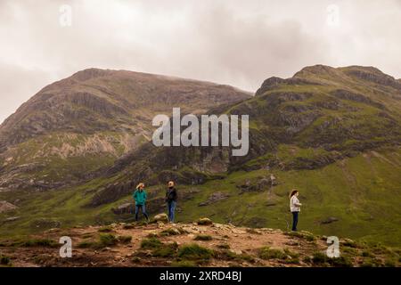 Glencoe, Schottland, Großbritannien. Juli 2024. Besucher genießen die Aussicht auf den Berg Buachaille Etive Mor. Glencoe in den westlichen schottischen Highlands. Die Gegend ist bekannt für Wasserfälle und Wanderwege, die Gipfel wie Buachaille Etive Mor und Bidean nam Bian erklimmen. Glencoe, ein ausgewiesenes National Scenic Area, das manchmal auch als „Glen of Weeping“ bezeichnet wird, war Schauplatz des berüchtigten „Massakers von Glencoe“ im Jahr 1692. (Kreditbild: © Ruaridh Stewart/ZUMA Press Press Wire) NUR REDAKTIONELLE VERWENDUNG! Nicht für kommerzielle ZWECKE! Stockfoto